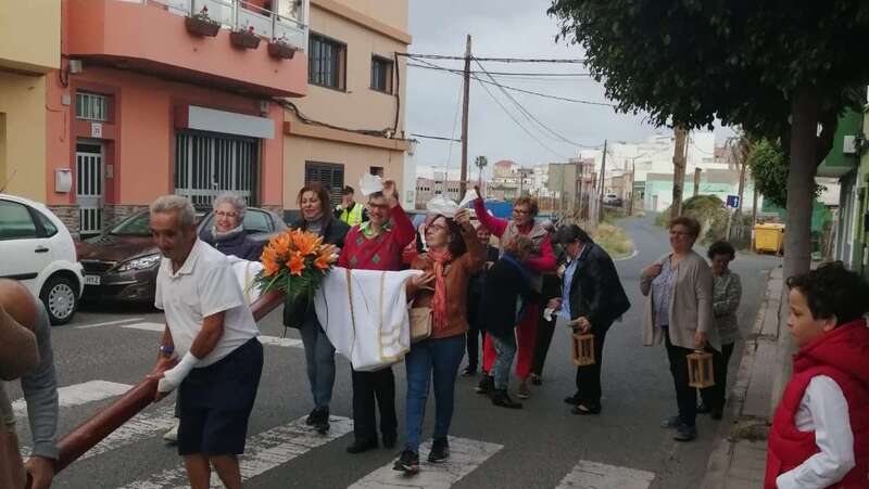 Traslado de la Santa Cruz, esta tarde, al encuentro de la imagen de la Virgen de la Paloma (Foto TA)